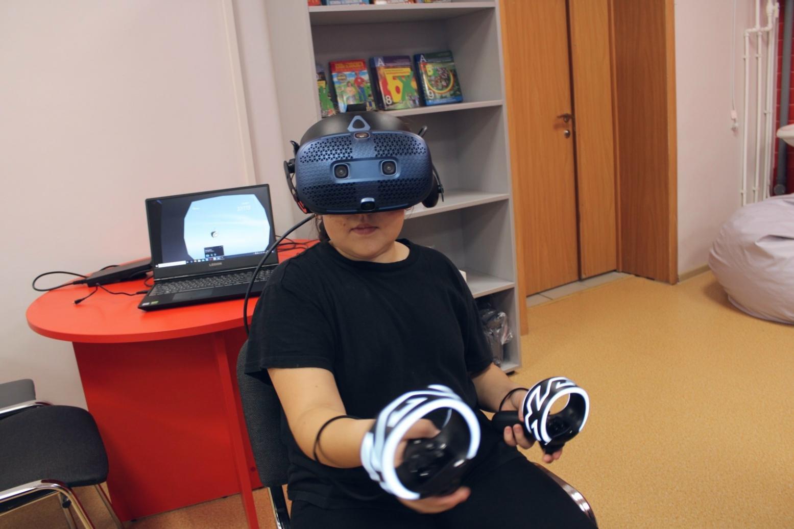 Piksella eğitim stüdyosunda çalışan öğrenciler